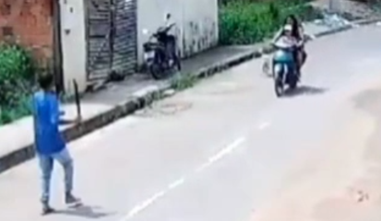 Vídeo: preso homem que derrubou mulher e bebê de moto durante assalto no AM