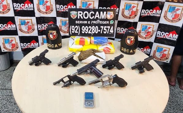 Dupla é presa com arsenal de armas no Alvorada