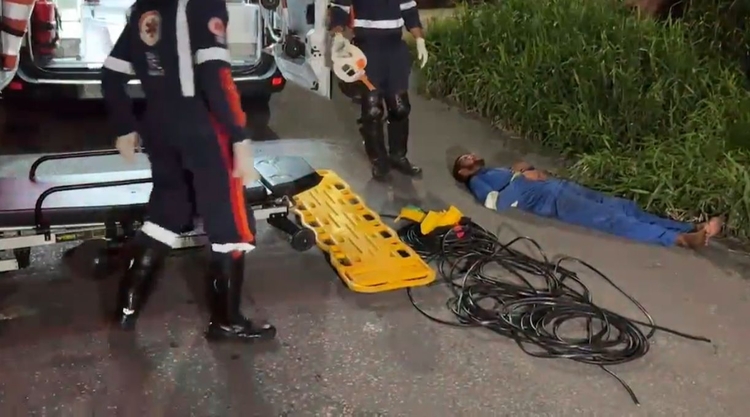 Homem é espancado por moradores após roubar fios no Novo Aleixo