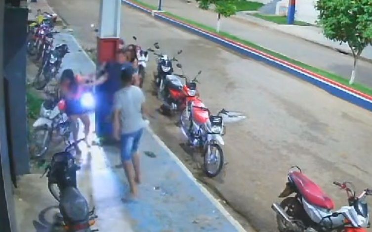 Vídeo: PM agride mulher com soco em bar no interior do AM
