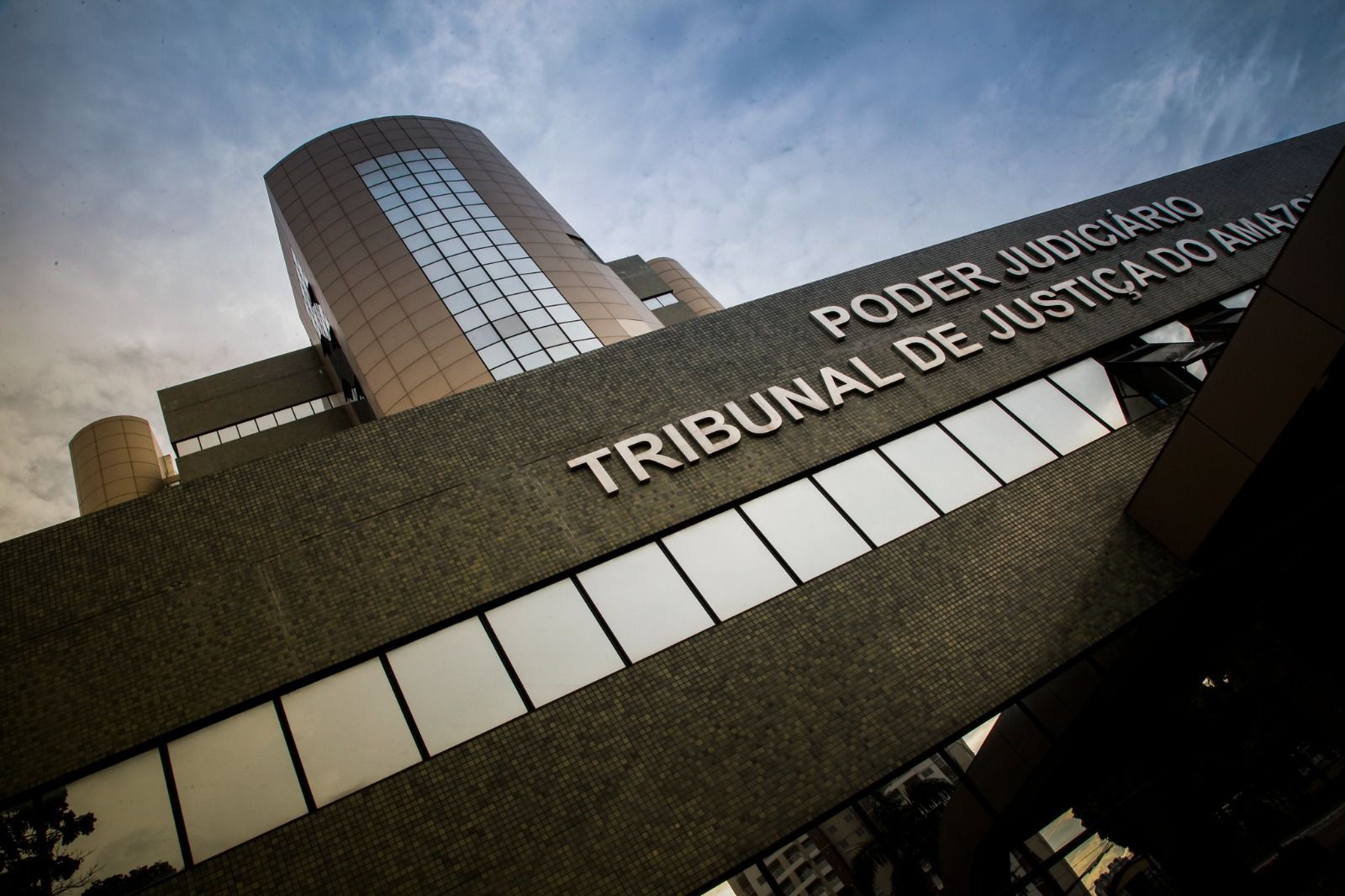 Justiça suspende lei que aumentou subsídios do Executivo e Legislativo em Manaus