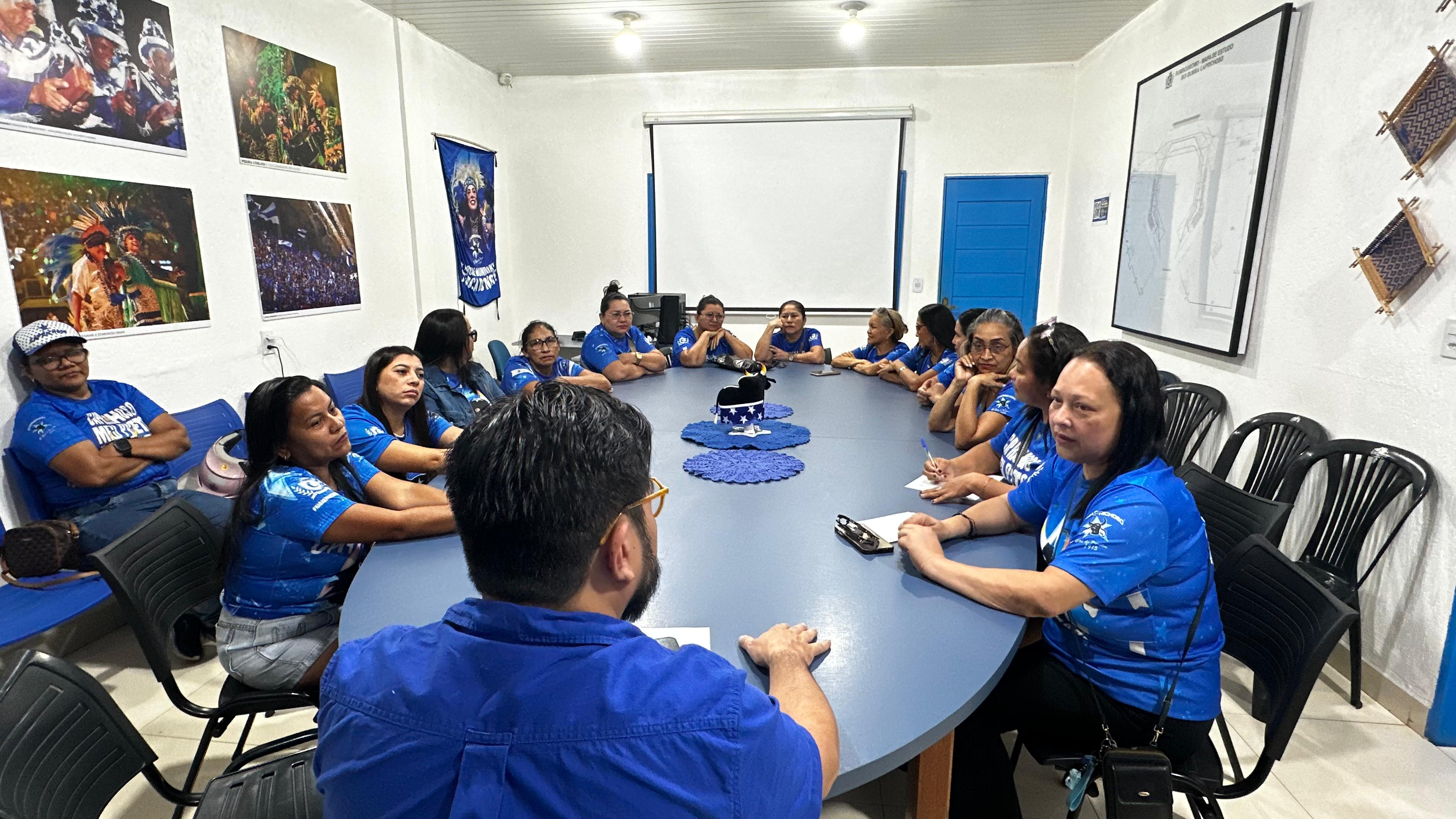 Costureiras do Boi Caprichoso recebem projetos para o Festival 2026