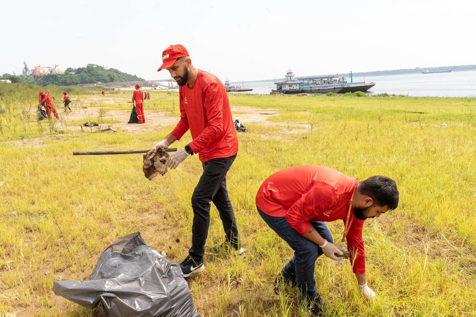 Projeto Orla Limpa retira cerca de 2 toneladas de lixo do entorno do Rio Negro