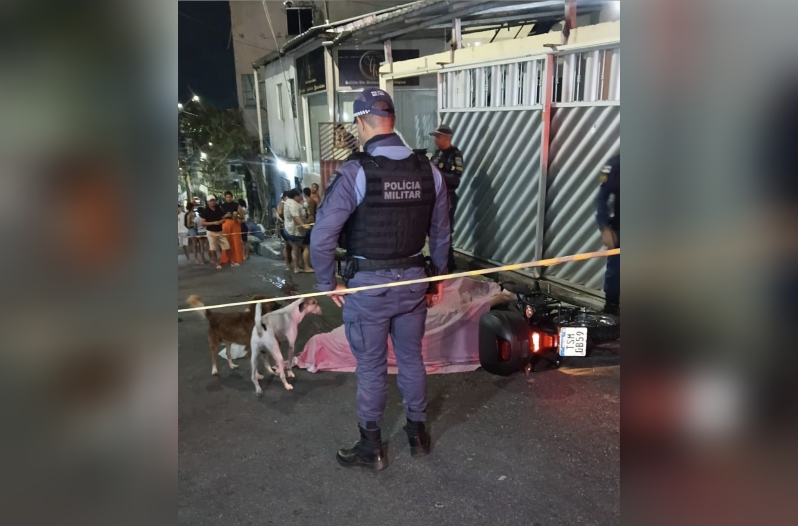 Homem é morto a tiros ao sair de casa de moto na zona Oeste de Manaus