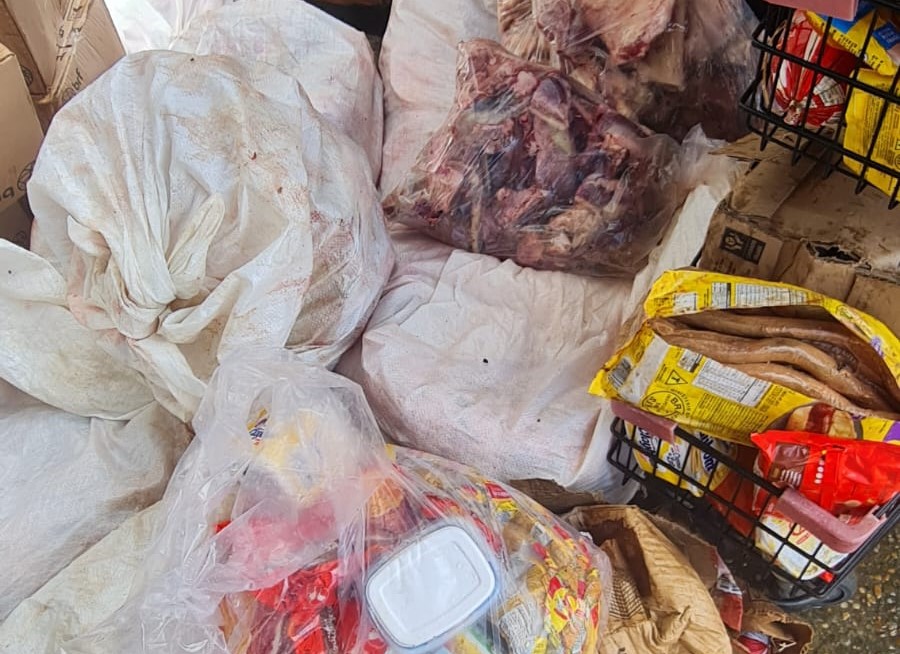 Visa Manaus interdita supermercado na zona Leste por alimentos descongelados e infestação de insetos
