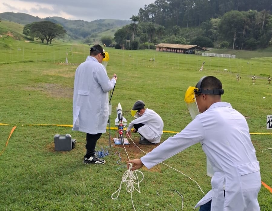Estudantes amazonenses conquistam ouro em competição nacional de foguetes no RJ