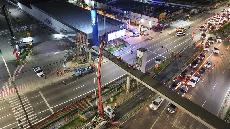 Nova passarela da avenida Torquato Tapajós recebe concretagem do tabuleiro