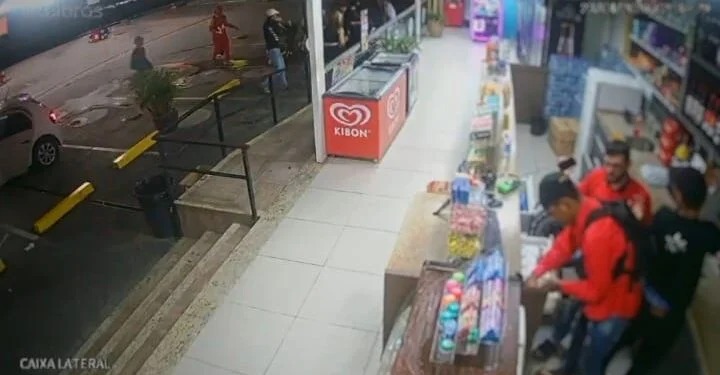 Vídeo: assaltantes invadem conveniência e rendem clientes em Manaus