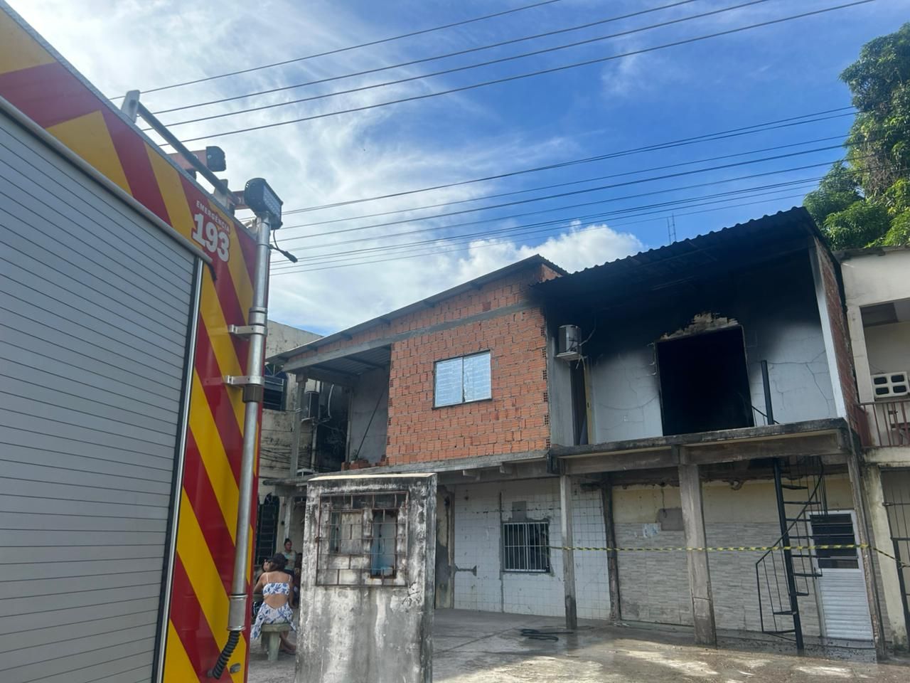 Vídeo: Curto-circuito em fiação provoca incêndio em casa no bairro Raiz