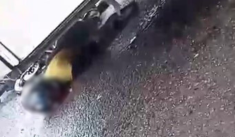 Cenas fortes: motociclista morre em acidente envolvendo ônibus na zona Leste de Manaus