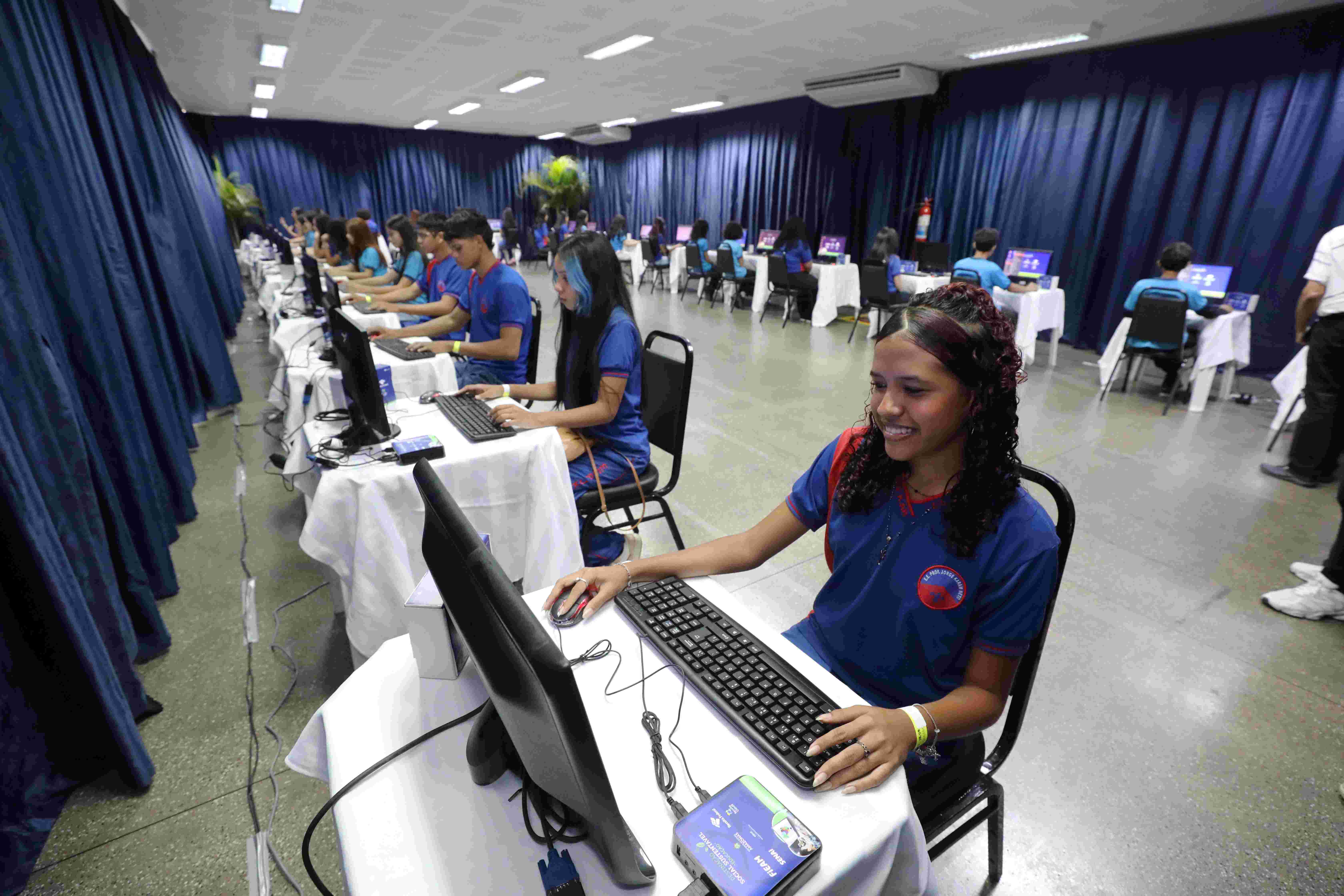 Secretaria de Educação recebe 2,5 mil minicomputadores para ampliar inclusão digital