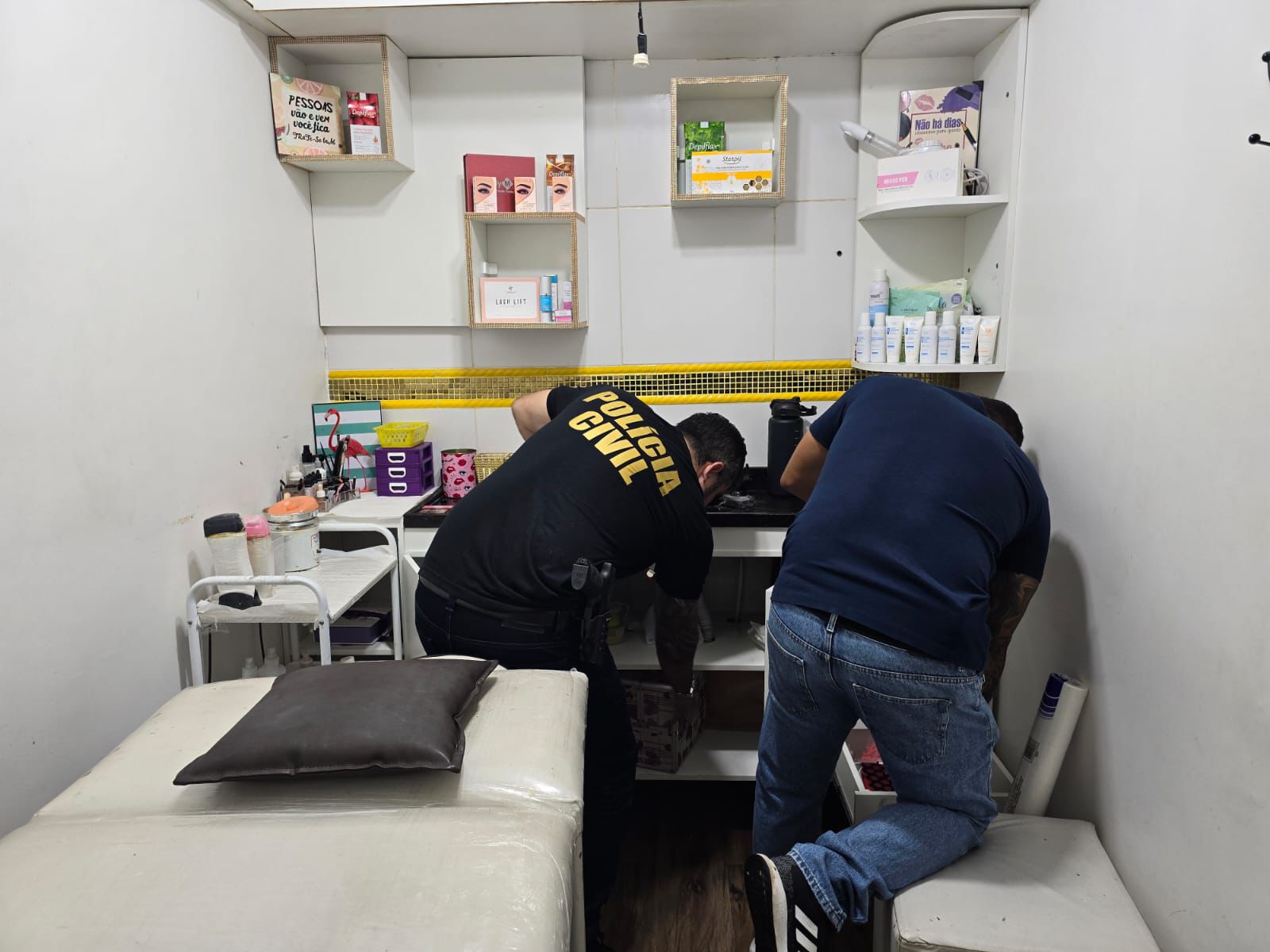 Polícia faz novas buscas e apreende ketamina em salões de beleza da família de Djidja e em clínica veterinária