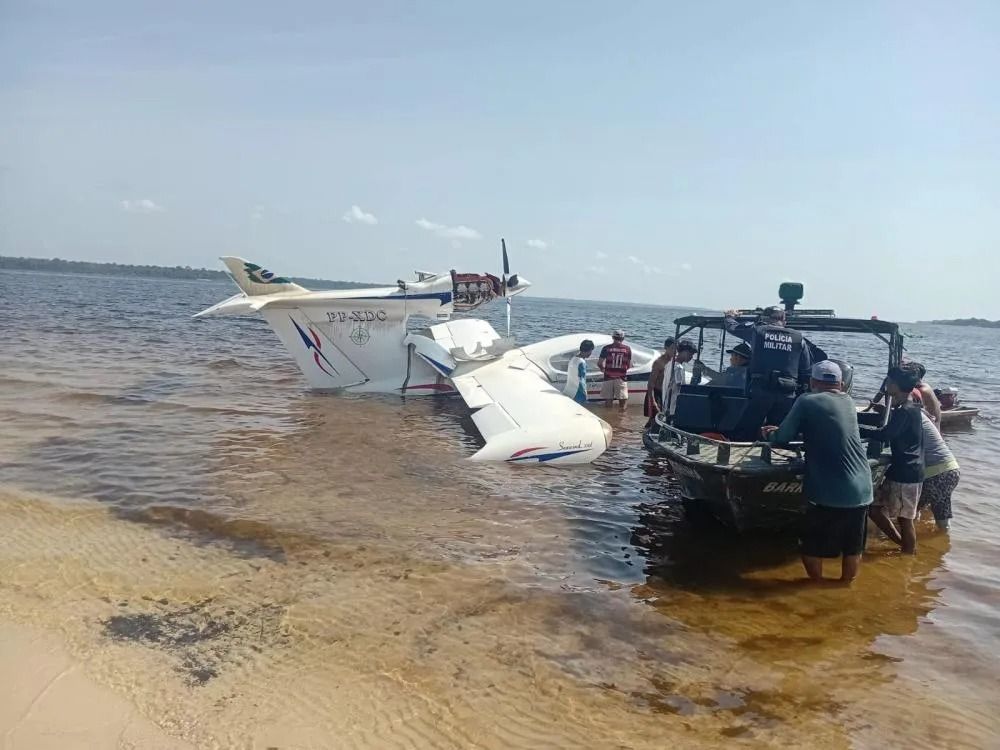 Vídeos: Piloto sobrevive a queda de monomotor na zona rural de  Barreirinha