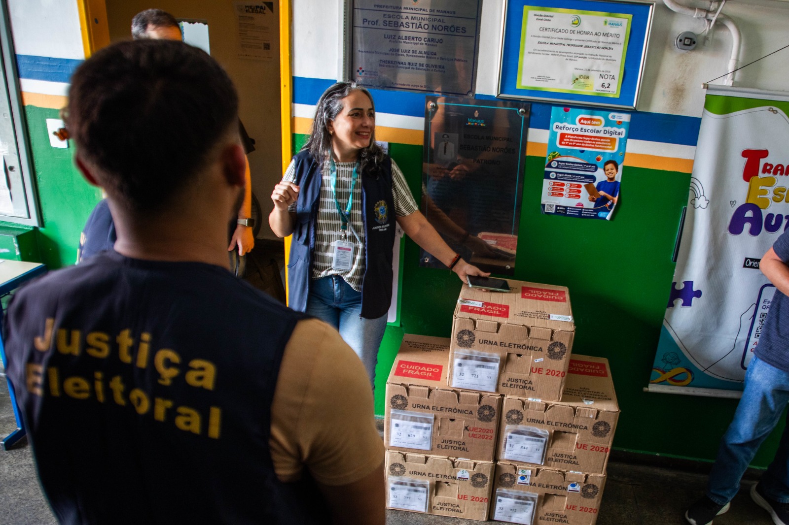 TRE-AM coordena distribuição das urnas eletrônicas para votação em Manaus