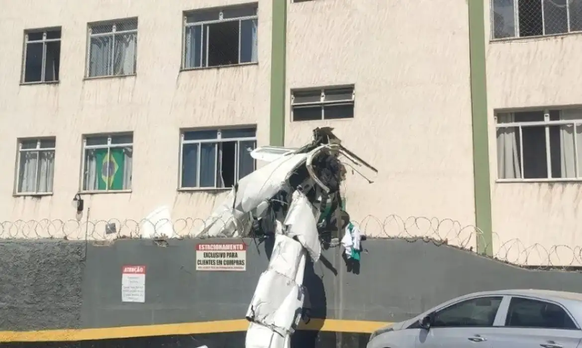 Avião de pequeno porte cai e bate em prédio em Belo Horizonte