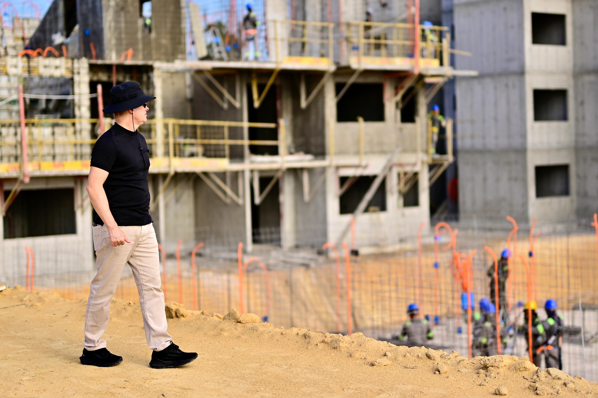 David Almeida fiscaliza obras em conjuntos habitacionais na zona Oeste