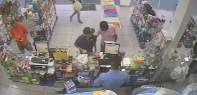 Vídeo: Idoso de 81 anos reage assalto e derruba suspeito na farmácia