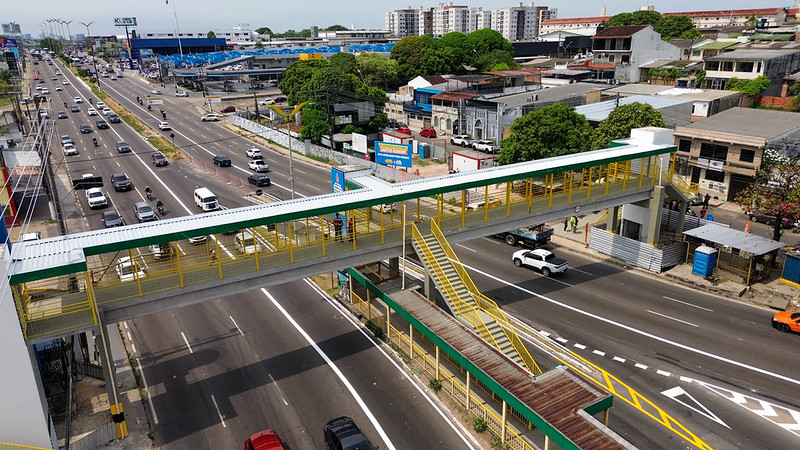 Passarela na avenida Torquato Tapajós é liberada para pedestres