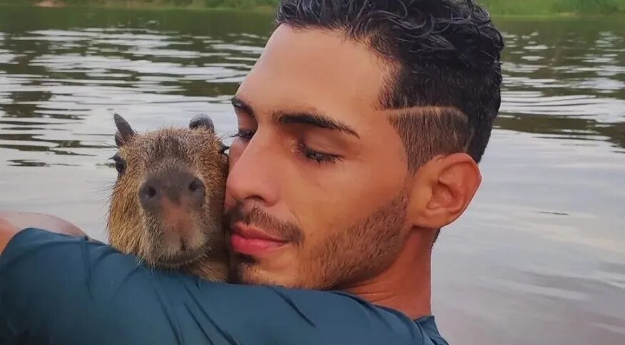Influencer é multado pelo Ibama após exibir rotina ao lado de capivara no AM