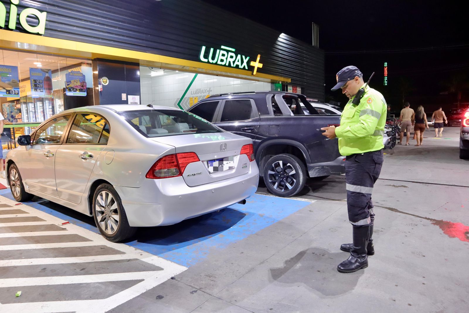 Operação “Sossego” fiscaliza 37 veículos e remove sete em Manaus