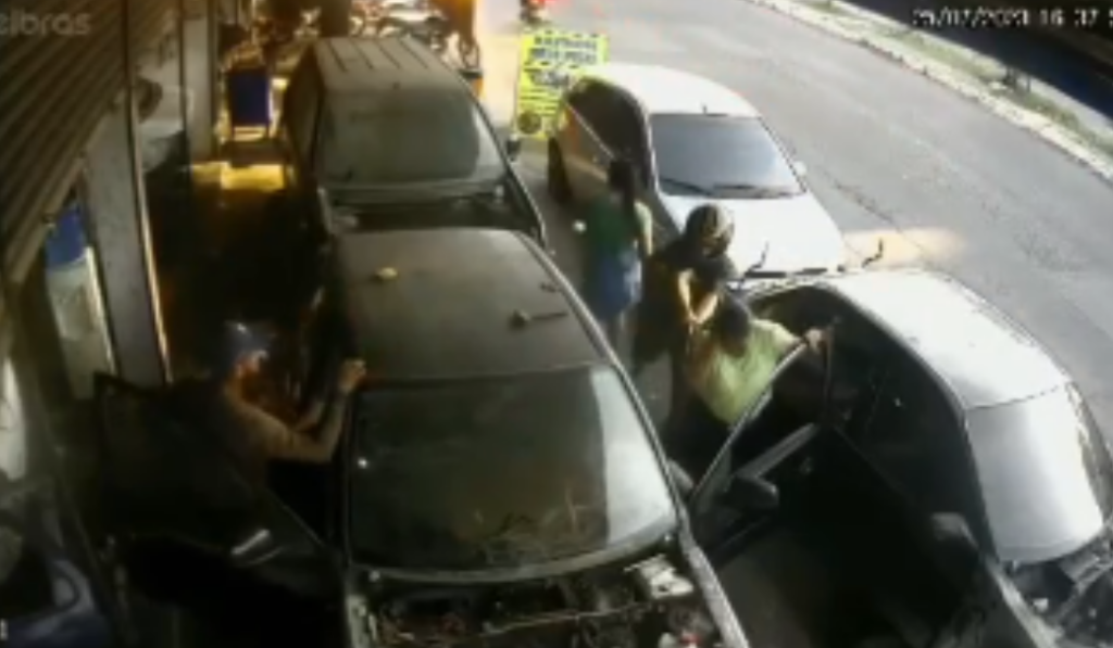 Vídeo: pistoleiro é flagrado atirando contra borracheiro em Manaus