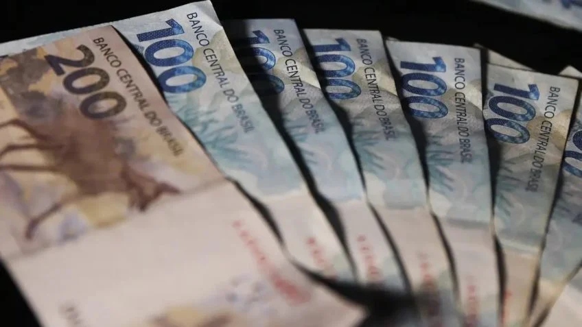Salário mínimo deverá subir para R$ 1.741 em 2027