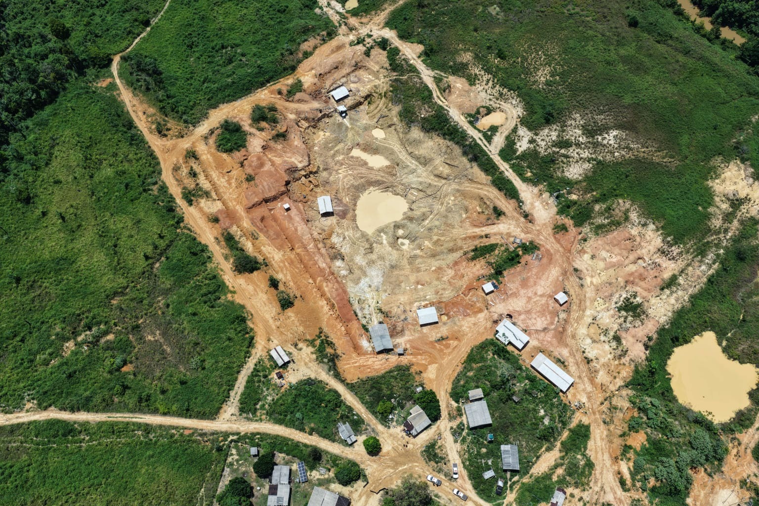 Ipaam identifica garimpo ilegal em Maués, interdita área e aplica multa de R$ 3,5 milhões