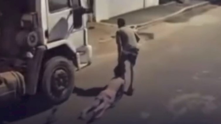 Vídeo mostra homem arrastando esposa pelos cabelos em rua de Uberlândia