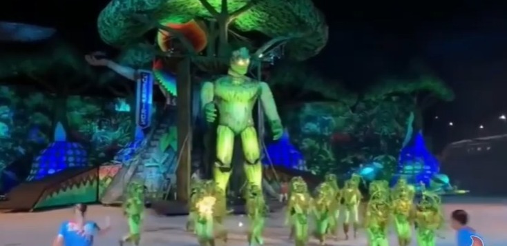 Vídeo: fantasia de cirandeira pega fogo no Festival em Manacapuru