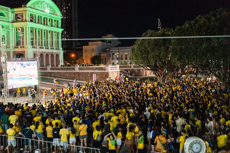 Amazonas Fan Fest reúne torcida para transmissão do jogo Brasil e Escócia no Largo de São Sebastião
