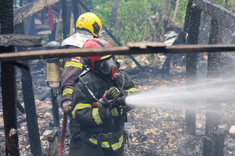 Idosa morre carbonizada após incêndio destruir casa no interior do AM