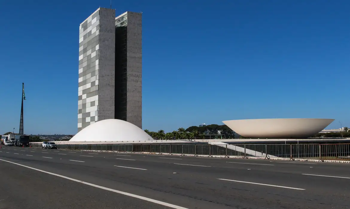 Votação da MP que zera "taxa das blusinhas" é adiada para terça-feira