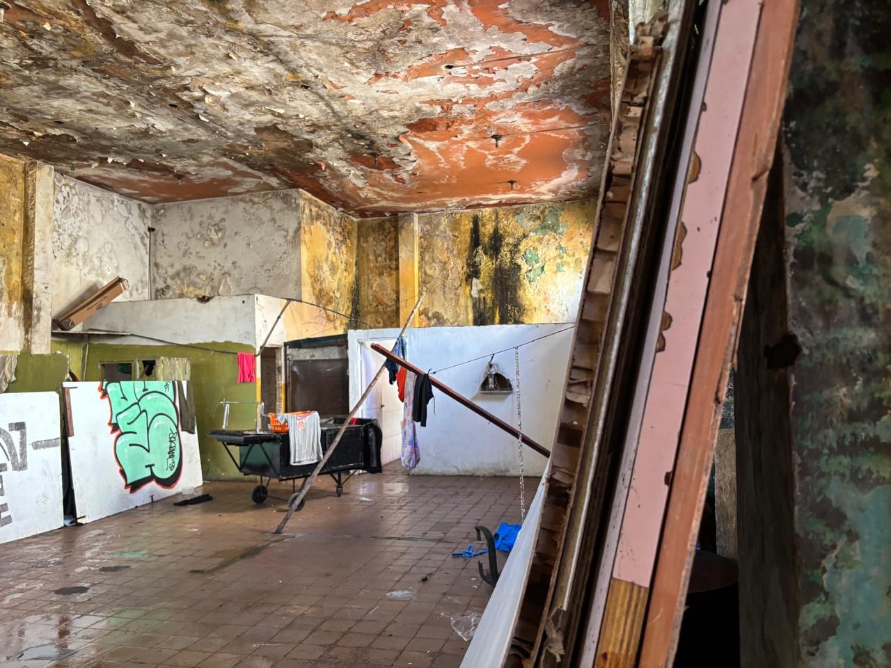 Prefeitura fiscaliza imóveis abandonados e alvos de vandalismo no Centro de Manaus