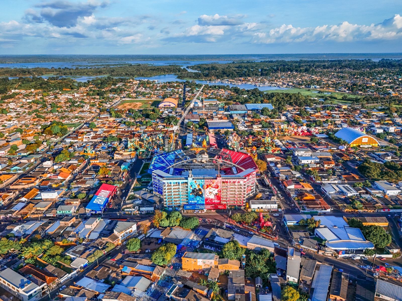 Caprichoso e Garantido representam Parintins na Feira Internacional de Turismo, no Rio de Janeiro