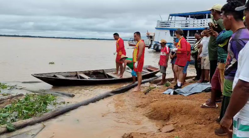 Vídeo: corpo é encontrado boiando no Porto de Manacapuru
