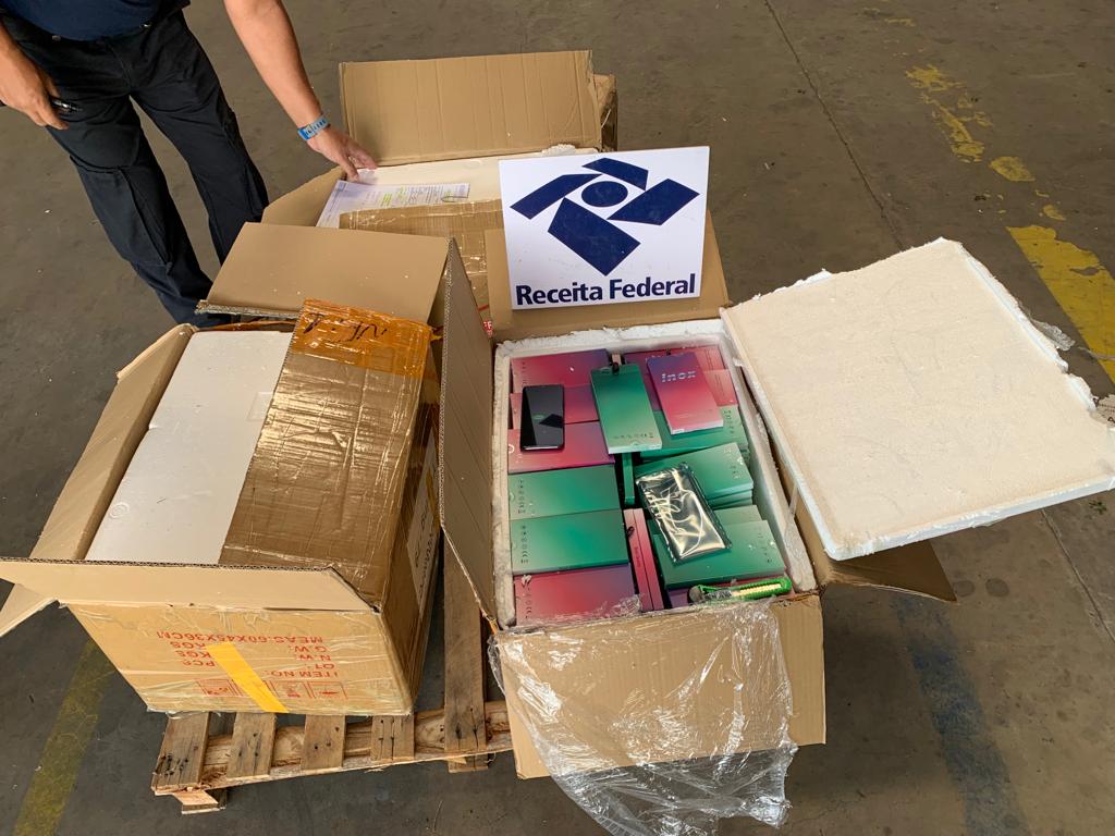 Receita apreende produtos irregulares em transportadora aérea em Manaus