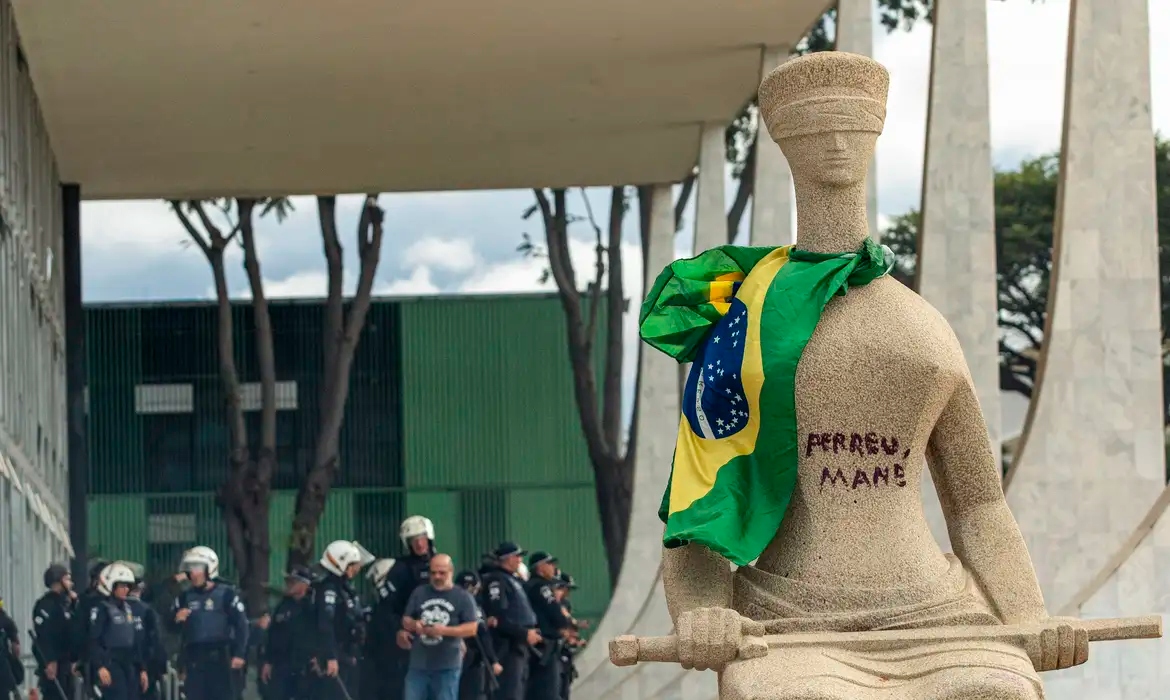 STF julgará no dia 25 de abril mulher que pichou estátua