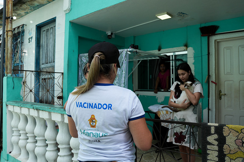Vacinadores percorrem bairros de Manaus em campanha contra a raiva animal