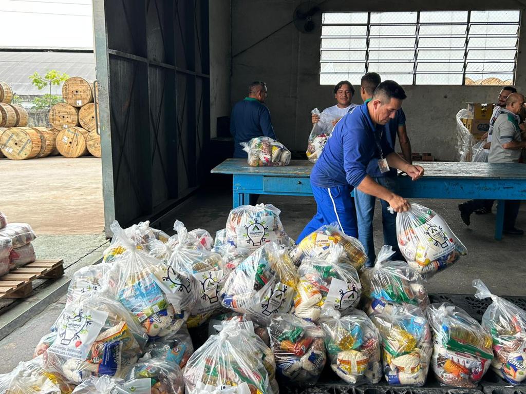 Amazonas Energia distribui alimentos para famílias de baixa renda