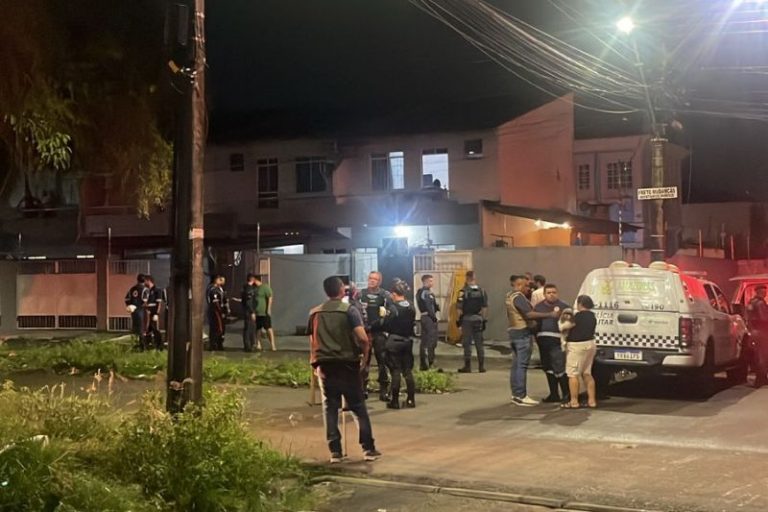 Músico em surto psicótico ameaça explodir casa e derruba portão de casa em Manaus