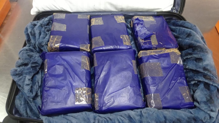 Passageira é presa com 12 kg de skunk no Aeroporto de Manaus