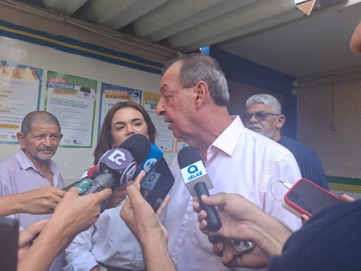 Omar Aziz vota em Manaus e diz esperar que democracia prevaleça no segundo turno