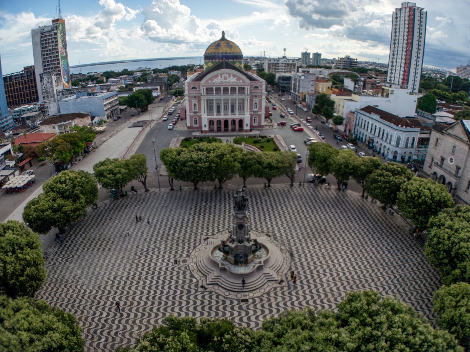 Largo de São Sebastião recebe transmissão da estreia do Brasil na Copa