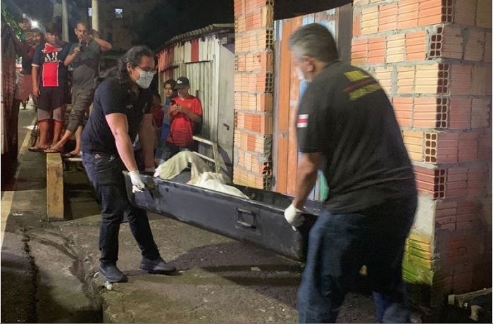 Imagem forte: pistoleiro encurrala primos e atira