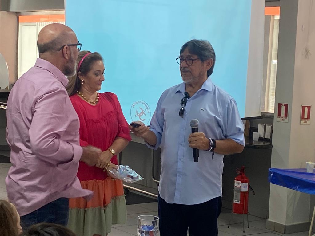 Em roda de conversa com alunos do 2º ano, criador do Curumim recebe o troféu 'Amigos do Connexus'