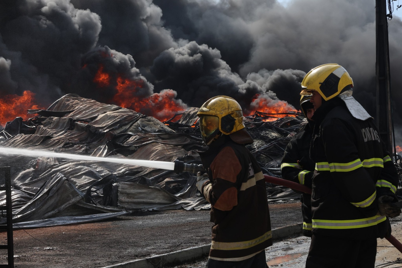 Fogo em incêndio no Distrito Industrial está controlado, afirma Corpo de Bombeiros