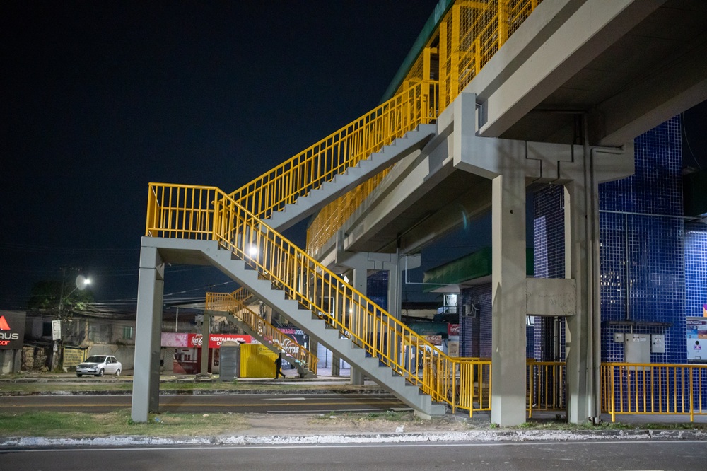 Prefeitura de Manaus avança na revitalização da passarela da avenida Max Teixeira