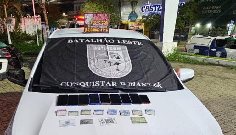 Assaltantes abandonam carro com celulares roubados em Manaus