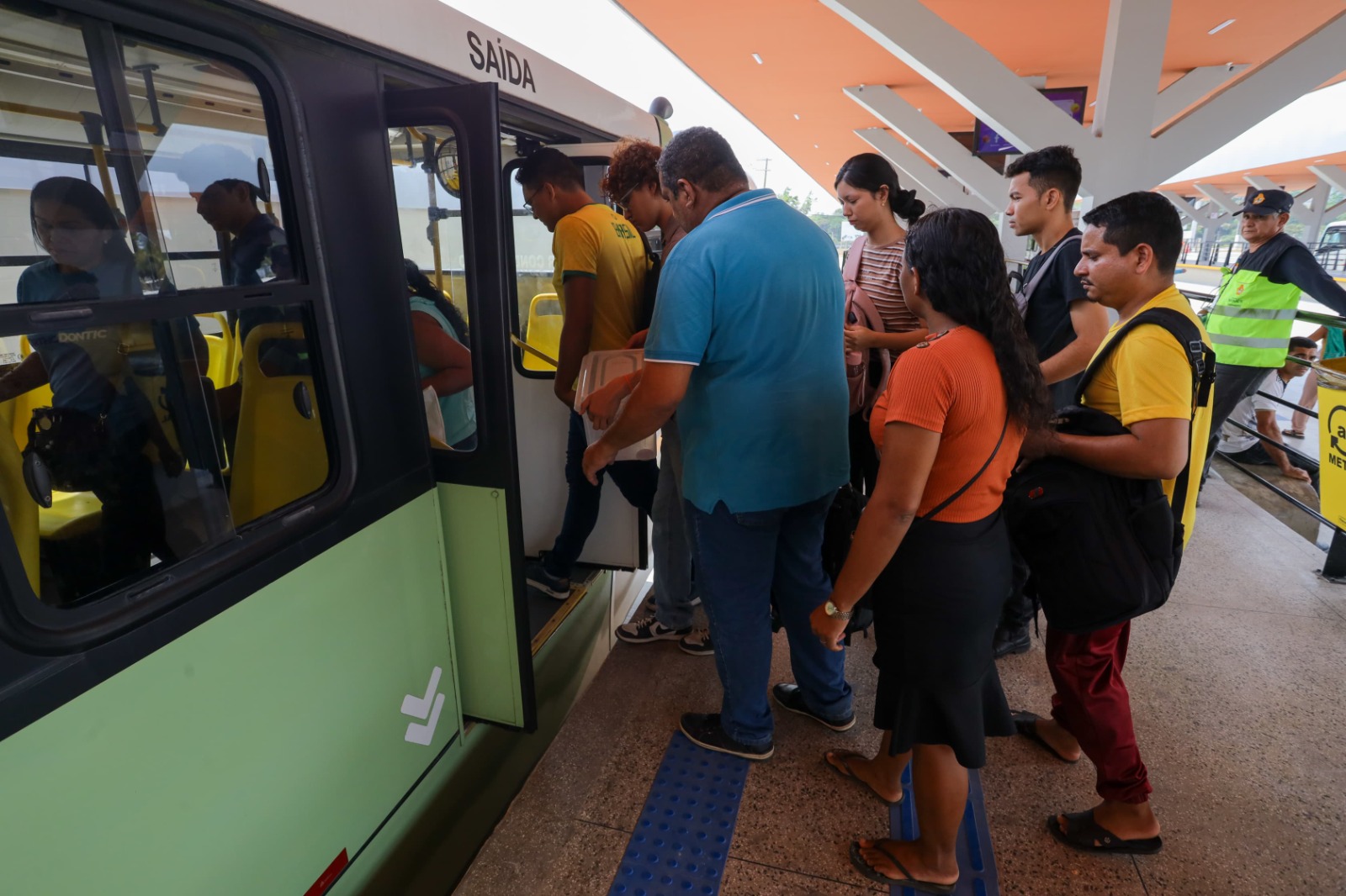 Ação itinerante emite "Passa Fácil" em terminais e paradas de ônibus em Manaus