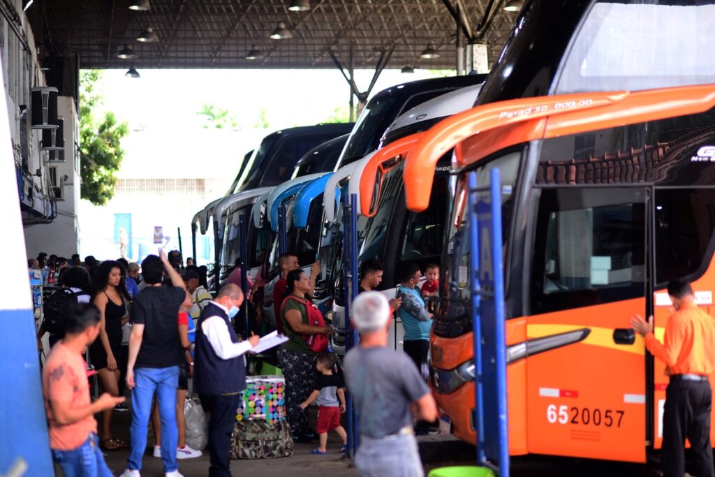 Mais de 25 mil pessoas devem usar os transportes intermunicipais no feriadão